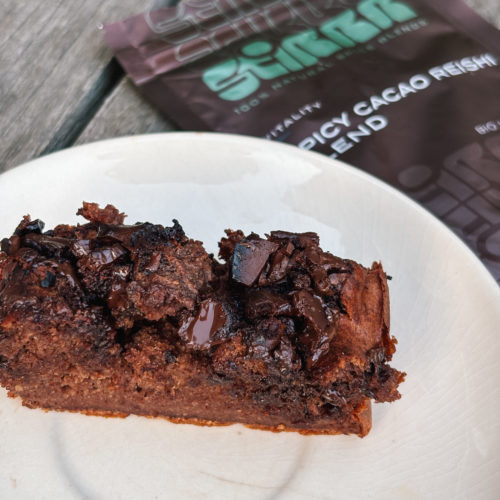 Vegan chocolate brownies met dadels en STIRRR Spicy Cacao Reishi blend